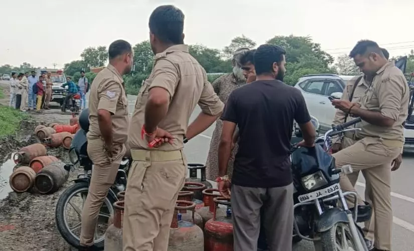 Bareilly: डिवाइडर पर चढ़ते ही सिलेंडर लदी गाड़ी पलटी Bareilly: डिवाइडर पर चढ़ते ही सिलेंडर लदी गाड़ी पलटी