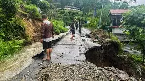 Shimla: हिमाचल में ओरेंज अलर्ट, भूस्खलन के चलते सड़कें बंद और मौतें बढ़ीं Shimla: हिमाचल में ओरेंज अलर्ट, भूस्खलन के चलते सड़कें बंद और मौतें बढ़ीं
