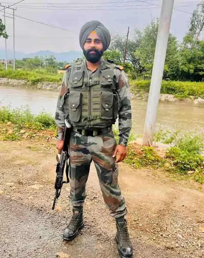 कुलगाम मुठभेड़ में शहीद हुए Punjab के सैनिकों का पूरे सैन्य सम्मान के साथ अंतिम संस्कार किया कुलगाम मुठभेड़ में शहीद हुए Punjab के सैनिकों का पूरे सैन्य सम्मान के साथ अंतिम संस्कार किया