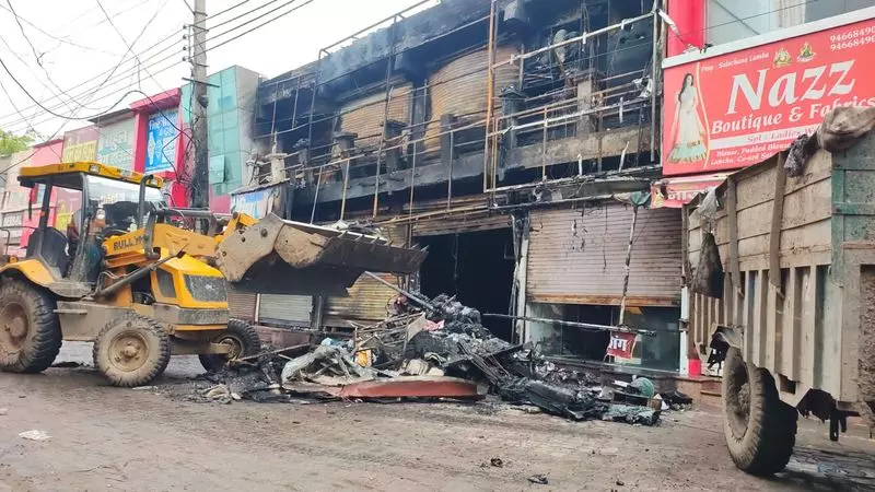 भिवानी में छह दुकानें जलकर खाक, पुलिस का कहना है शॉर्ट-सर्किट से लगी आग भिवानी में छह दुकानें जलकर खाक, पुलिस का कहना है शॉर्ट-सर्किट से लगी आग