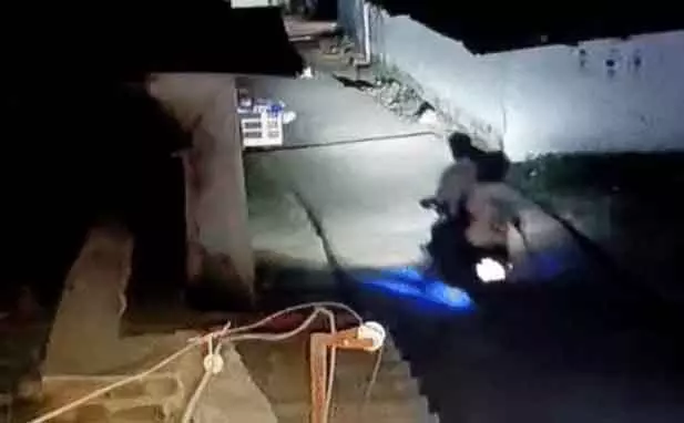 गांव में नशेड़ियों का उत्पात, घर में घुसकर तोड़फोड़ की और महिला को भी पीटा गांव में नशेड़ियों का उत्पात, घर में घुसकर तोड़फोड़ की और महिला को भी पीटा