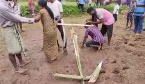 गोत्र विवाद: ओडिशा के कोरापुट में नवदंपति को खेत में हल चलाने की सज़ा गोत्र विवाद: ओडिशा के कोरापुट में नवदंपति को खेत में हल चलाने की सज़ा