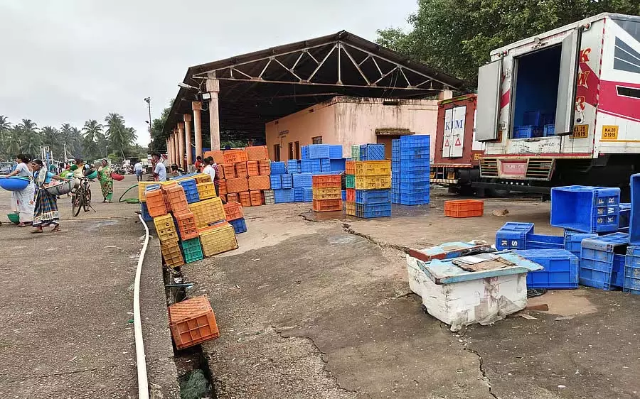 Karwar : मछली पकड़ने के बंदरगाह के लिए सुविधाओं का अभाव Karwar : मछली पकड़ने के बंदरगाह के लिए सुविधाओं का अभाव