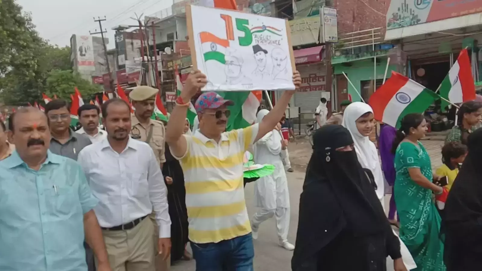 Jaunpur: डीएम के नेतृत्व में निकली भव्य तिरंगा यात्रा, सेना को दी श्रद्धांजलि Jaunpur: डीएम के नेतृत्व में निकली भव्य तिरंगा यात्रा, सेना को दी श्रद्धांजलि