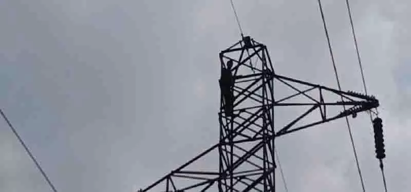 Moga में व्यक्ति 70 फुट ऊँचे खंभे पर चढ़ा, अपने भाई को अवैध पुलिस हिरासत से रिहा करवाया Moga में व्यक्ति 70 फुट ऊँचे खंभे पर चढ़ा, अपने भाई को अवैध पुलिस हिरासत से रिहा करवाया