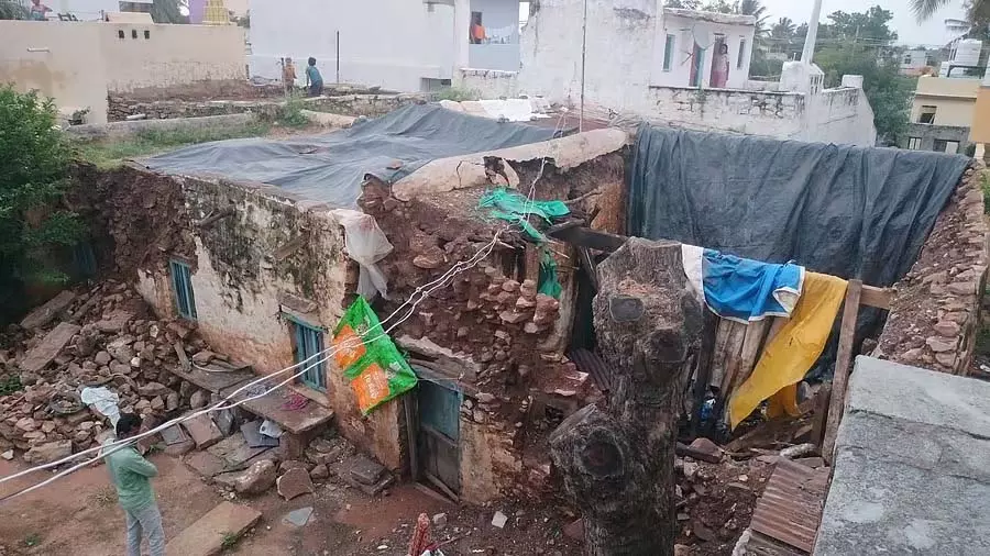 Kerura : लगातार बारिश के कारण मकान ढह गए Kerura : लगातार बारिश के कारण मकान ढह गए