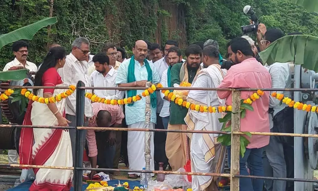 AP विधानसभा अध्यक्ष और गृह मंत्री ने तांडव जलाशय का पानी छोड़ा AP विधानसभा अध्यक्ष और गृह मंत्री ने तांडव जलाशय का पानी छोड़ा