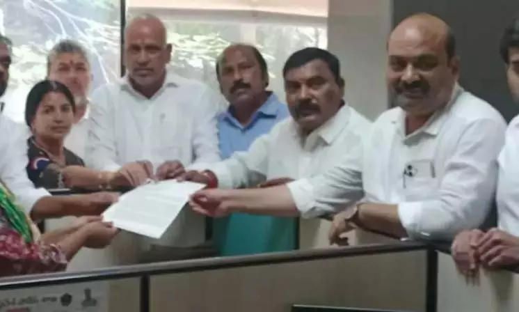 YSRC ने ZPTC उपचुनाव में TD को पुलिस की मदद का आरोप लगाया YSRC ने ZPTC उपचुनाव में TD को पुलिस की मदद का आरोप लगाया