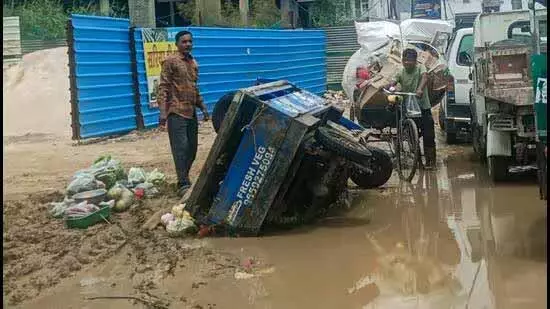 गुरुग्राम सेक्टर 104 में सड़क के गड्ढे से संपर्क टूटा गुरुग्राम सेक्टर 104 में सड़क के गड्ढे से संपर्क टूटा