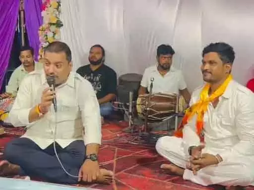 भजन गायक बने विधायक को सुनकर मंत्रमुग्ध हुए लोग भजन गायक बने विधायक को सुनकर मंत्रमुग्ध हुए लोग