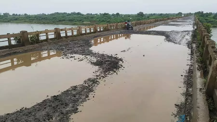 Karnataka : देवनागांव पुल खतरे के कगार पर Karnataka : देवनागांव पुल खतरे के कगार पर
