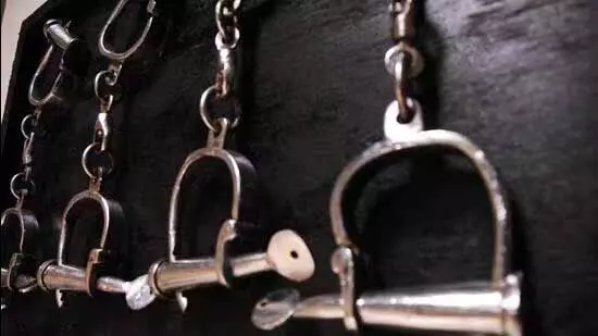 विरार में झाड़-फूंक के नाम पर नाबालिग से दुष्कर्म, दो आरोपी गिरफ्तार विरार में झाड़-फूंक के नाम पर नाबालिग से दुष्कर्म, दो आरोपी गिरफ्तार
