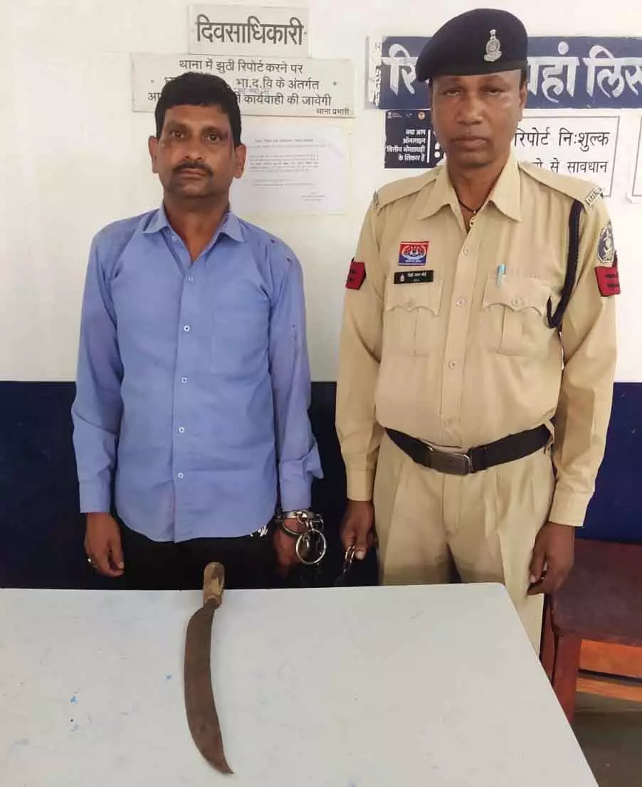 रायपुर : तलवार लेकर सड़क में घूम रहा आरोपी गिरफ्तार रायपुर : तलवार लेकर सड़क में घूम रहा आरोपी गिरफ्तार