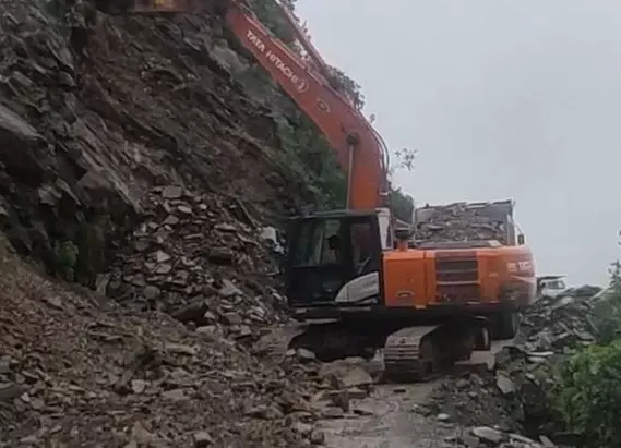 Nahan: शिलाई में भूस्खलन, आयुष विभाग की गाड़ी पर गिरा पत्थरों का ढेर Nahan: शिलाई में भूस्खलन, आयुष विभाग की गाड़ी पर गिरा पत्थरों का ढेर