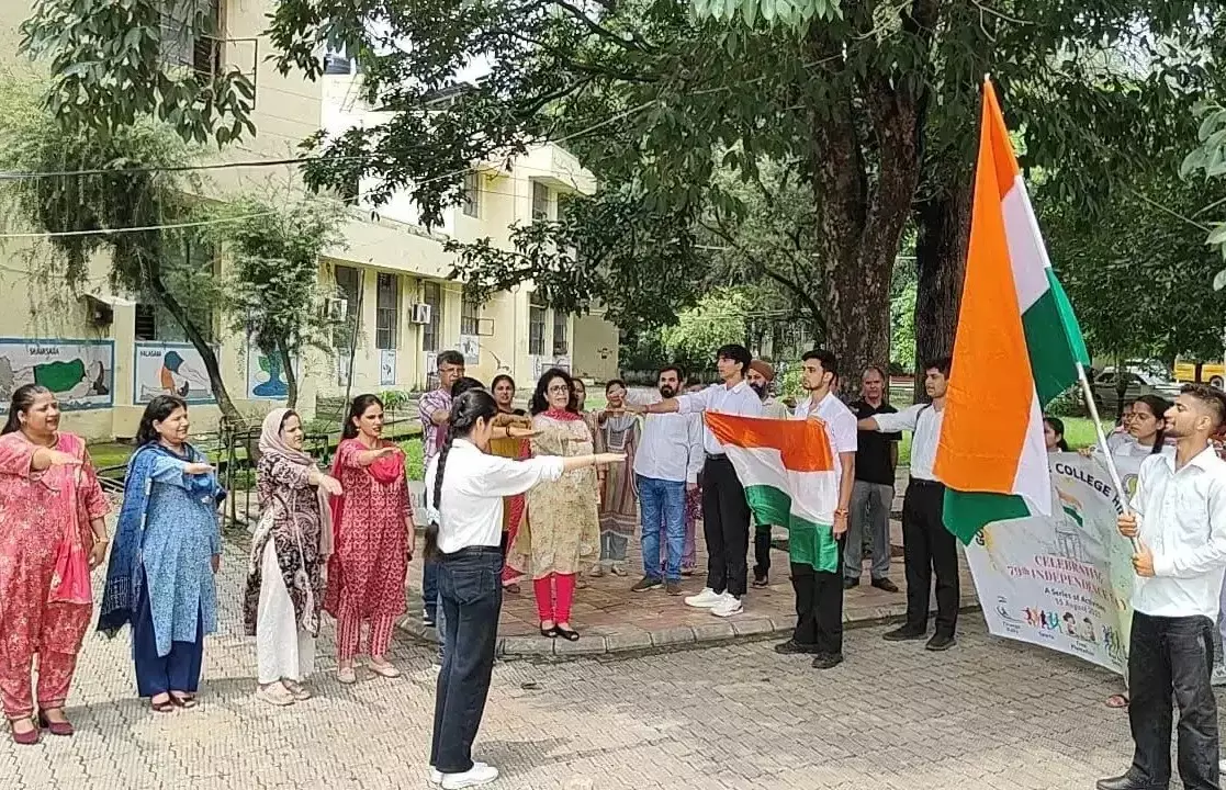 Kathua: जीडीसी हीरानगर ने धूमधाम से निकाली तिरंगा यात्रा Kathua: जीडीसी हीरानगर ने धूमधाम से निकाली तिरंगा यात्रा