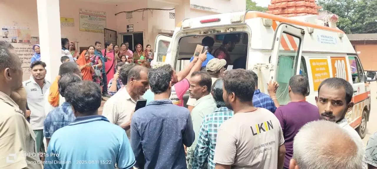Odisha : एक युवक द्वारा महिला की हत्या के बाद गुस्साए स्थानीय लोगों ने सरकारी अस्पताल का घेराव किया Odisha : एक युवक द्वारा महिला की हत्या के बाद गुस्साए स्थानीय लोगों ने सरकारी अस्पताल का घेराव किया