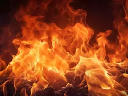 भांडुप गारमेंट यूनिट में आग लगी, राहत की बात कोई नुकसान नही भांडुप गारमेंट यूनिट में आग लगी, राहत की बात कोई नुकसान नही