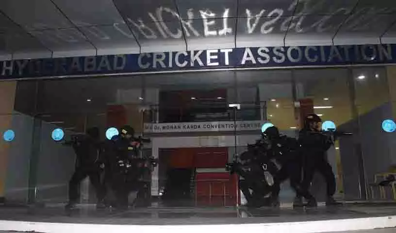 NSG ने उप्पल स्टेडियम में आतंकवाद विरोधी अभ्यास किया NSG ने उप्पल स्टेडियम में आतंकवाद विरोधी अभ्यास किया