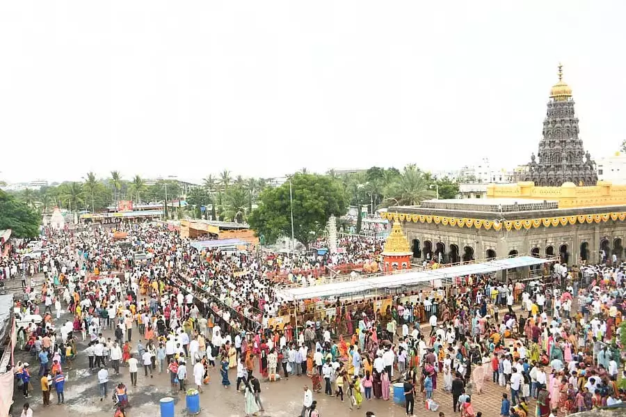 श्रावण मास: बसवेश्वर मंदिर में उमड़ा श्रद्धालुओं का सैलाब श्रावण मास: बसवेश्वर मंदिर में उमड़ा श्रद्धालुओं का सैलाब