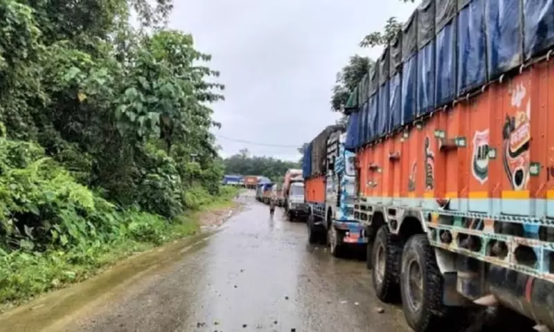 Mizoram में सड़क मरम्मत के बाद आइजोल-सिलचर हाईवे पर फंसे 800+ वाहन मुक्त Mizoram में सड़क मरम्मत के बाद आइजोल-सिलचर हाईवे पर फंसे 800+ वाहन मुक्त
