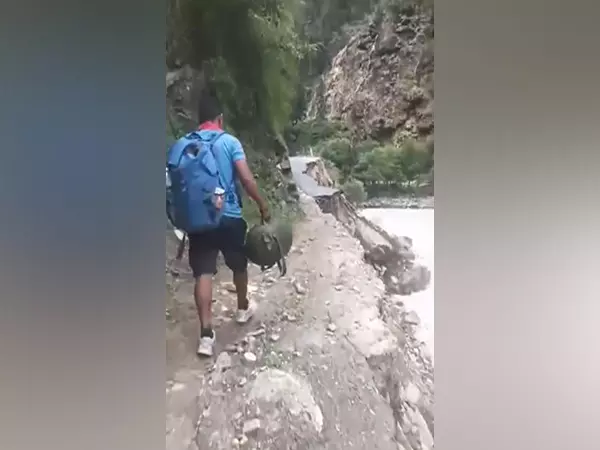 उत्तराखंड पुलिस की बाढ़ इकाई ने देहरादून के आपदा प्रभावित क्षेत्रों में खोज और बचाव अभियान चलाया उत्तराखंड पुलिस की बाढ़ इकाई ने देहरादून के आपदा प्रभावित क्षेत्रों में खोज और बचाव अभियान चलाया