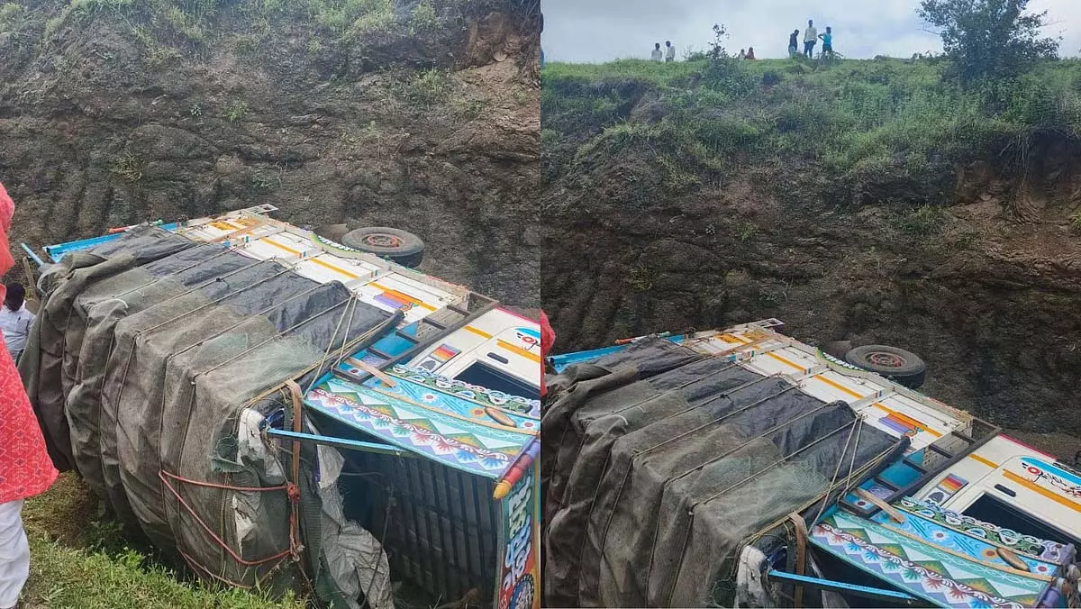 Pune : चाकन में टेंपो ढलान से गिरने से 7 की मौत, कई घायल Pune : चाकन में टेंपो ढलान से गिरने से 7 की मौत, कई घायल