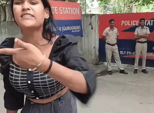 Gurugram: थाने में किन्नरों के हंगामे के बाद नौ गिरफ्तारियां Gurugram: थाने में किन्नरों के हंगामे के बाद नौ गिरफ्तारियां