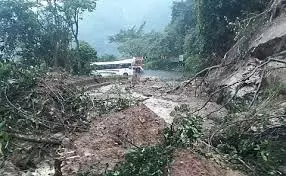 कभी व्यस्त रहने वाली वायनाड में कन्नारामपुझा नदी के किनारे की सड़क अब खतरनाक रास्ता है कभी व्यस्त रहने वाली वायनाड में कन्नारामपुझा नदी के किनारे की सड़क अब खतरनाक रास्ता है