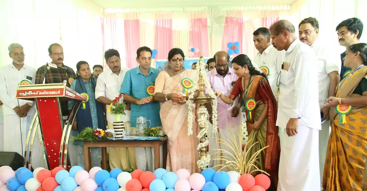 प्राणथोस्मी में इरिंजालक्कुडा के शिक्षकों और प्रधानाध्यापकों को सम्मानित किया गया प्राणथोस्मी में इरिंजालक्कुडा के शिक्षकों और प्रधानाध्यापकों को सम्मानित किया गया