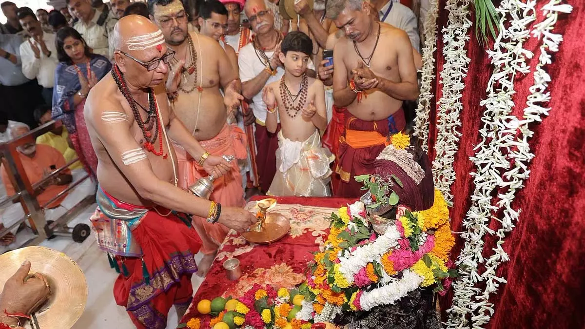 उज्जैन में निकाली गई 5वीं महाकाल सवारी; मंत्री कृष्णा गौर, गौतम टेटवाल ने की पूजा-अर्चना उज्जैन में निकाली गई 5वीं महाकाल सवारी; मंत्री कृष्णा गौर, गौतम टेटवाल ने की पूजा-अर्चना