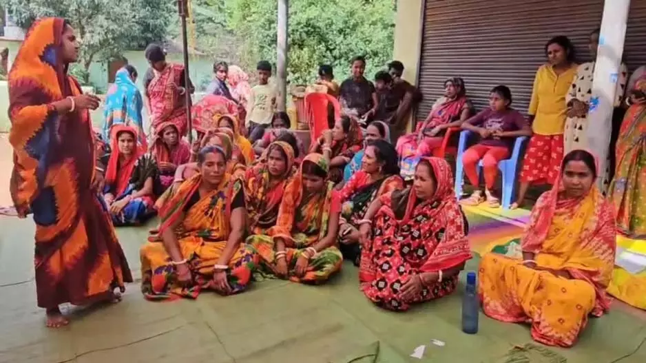 नर्सिंग छात्रा की मौत से गुस्साए ग्रामीण, प्रशासन से मांग न्याय दिलाने की नर्सिंग छात्रा की मौत से गुस्साए ग्रामीण, प्रशासन से मांग न्याय दिलाने की