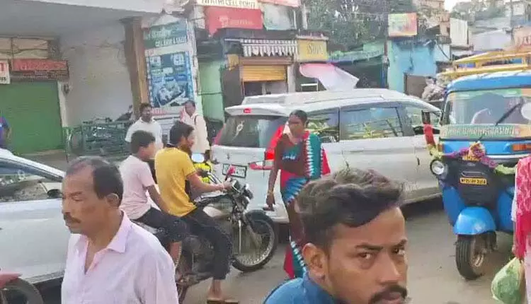 परलाखेमुंडी होमगार्ड ने साड़ी पहनकर ट्रैफिक संभाला, वीडियो वायरल परलाखेमुंडी होमगार्ड ने साड़ी पहनकर ट्रैफिक संभाला, वीडियो वायरल