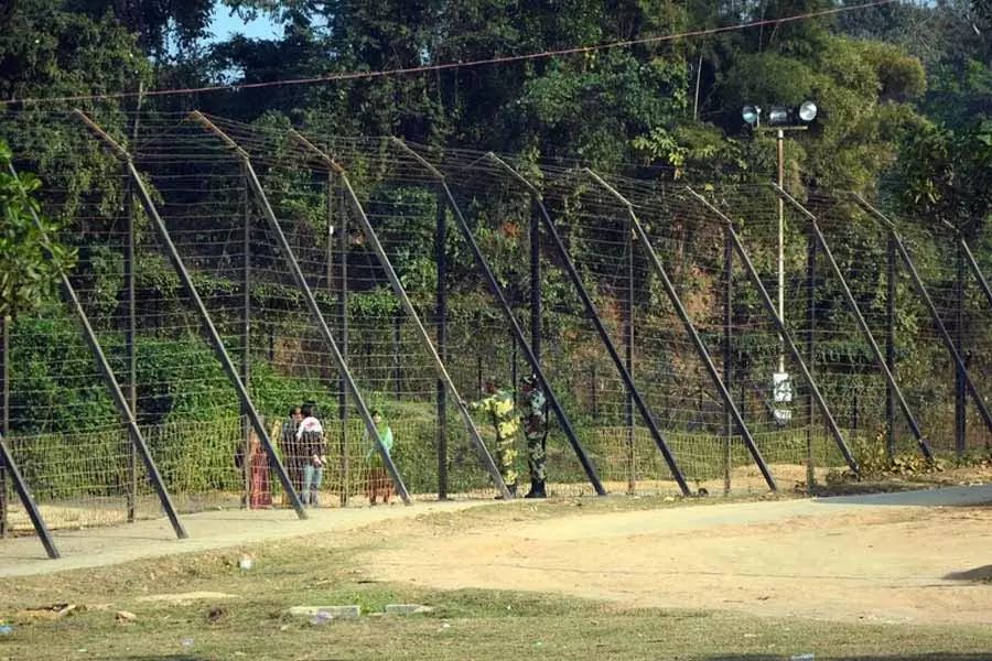 दिनाजपुर में बांग्लादेश सीमा पर बाड़ की लाइट ठीक कर रहे BSF जवान की बिजली के झटके से मौत दिनाजपुर में बांग्लादेश सीमा पर बाड़ की लाइट ठीक कर रहे BSF जवान की बिजली के झटके से मौत