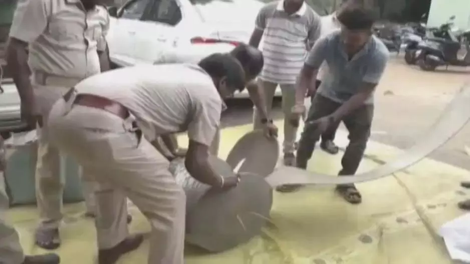 बोलनगीर में पुष्पा स्टाइल गांजा तस्करी का भंडाफोड़, तस्कर गिरफ्तार बोलनगीर में पुष्पा स्टाइल गांजा तस्करी का भंडाफोड़, तस्कर गिरफ्तार