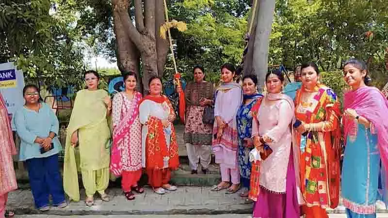 Barwa के सरकारी स्कूल में पारंपरिक तीज उत्सव के अवसर पर लोक नृत्यों का आयोजन Barwa के सरकारी स्कूल में पारंपरिक तीज उत्सव के अवसर पर लोक नृत्यों का आयोजन