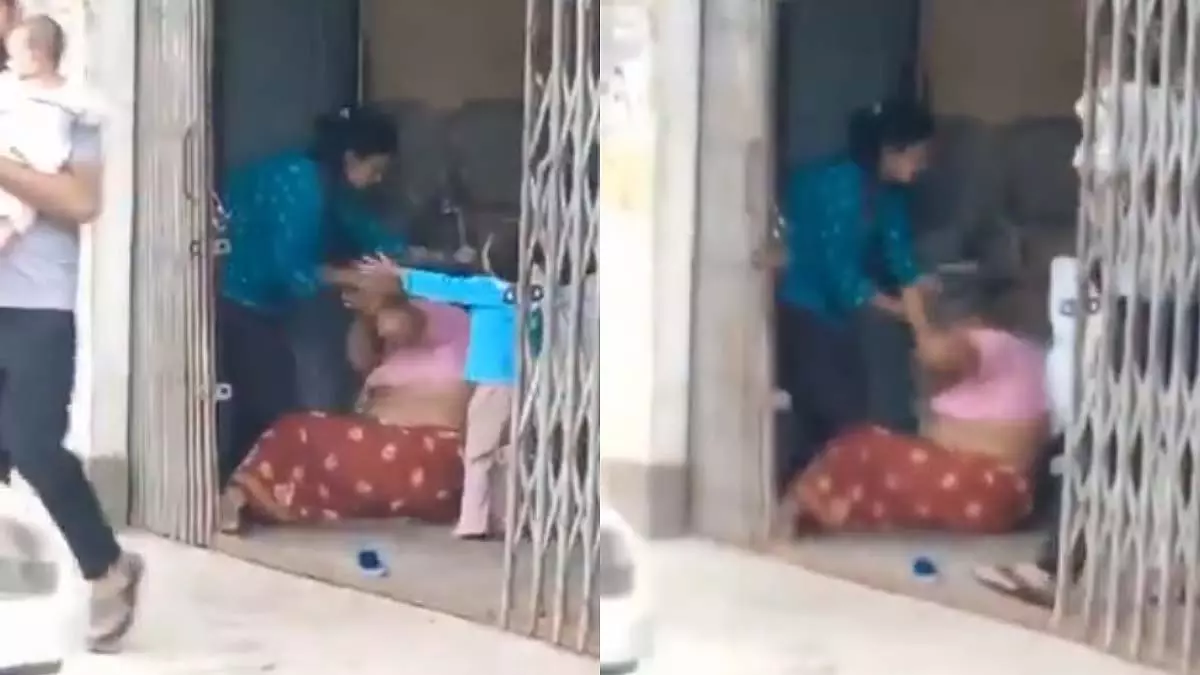 इटावा में बहू ने सास को बेरहमी से पीटा, पति और बच्चे देखते रह गए इटावा में बहू ने सास को बेरहमी से पीटा, पति और बच्चे देखते रह गए