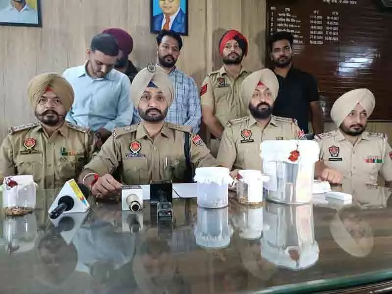Zirakpur: ढकोली ज्वेलरी शॉप में डकैती के आरोप में दिल्ली के पूर्व पुलिसकर्मी समेत 4 गिरफ्तार Zirakpur: ढकोली ज्वेलरी शॉप में डकैती के आरोप में दिल्ली के पूर्व पुलिसकर्मी समेत 4 गिरफ्तार