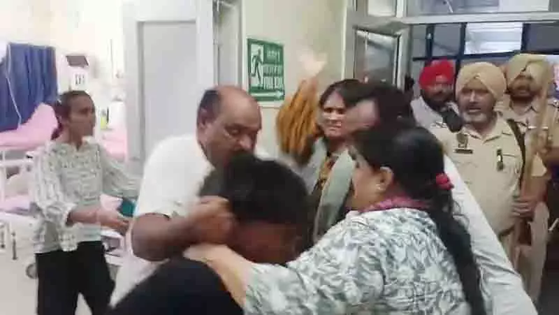 Jalandhar: 20 हथियारबंद लोगों ने घर में घुसकर युवक पर हमला किया Jalandhar: 20 हथियारबंद लोगों ने घर में घुसकर युवक पर हमला किया
