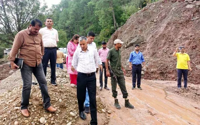 DC कठुआ ने पेडू नाले पर चल रहे पुल निर्माण कार्य का निरीक्षण किया DC कठुआ ने पेडू नाले पर चल रहे पुल निर्माण कार्य का निरीक्षण किया