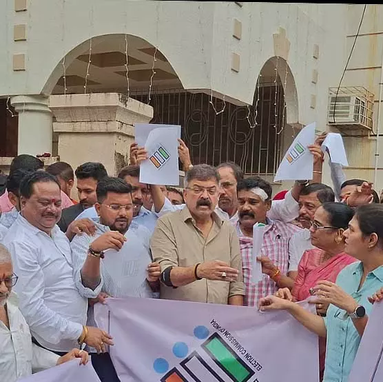 महा युति नेताओं को निशाना बनाकर ठाणे-नवी मुंबई में हिंसा भड़काई गई महा युति नेताओं को निशाना बनाकर ठाणे-नवी मुंबई में हिंसा भड़काई गई