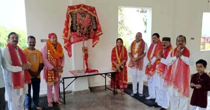 Jammu: मजालता से चंडी माता शोभा यात्रा को हरी झंडी दिखाकर रवाना करतीं जूही पठानिया Jammu: मजालता से चंडी माता शोभा यात्रा को हरी झंडी दिखाकर रवाना करतीं जूही पठानिया