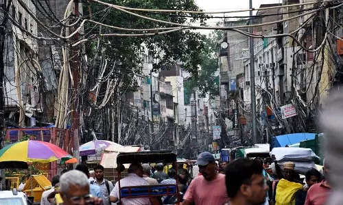 लटकता खतरा: राजधानी में लटकते ढीले तार सुरक्षा के लिए बड़ा खतरा