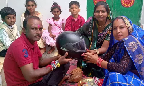 बहन ने राखी के साथ भाई को पहनाया हेलमेट बहन ने राखी के साथ भाई को पहनाया हेलमेट