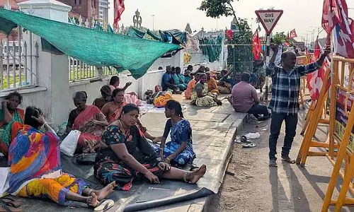 Chennai : निगम के ज़ोन 5 और 6 के सफ़ाई कर्मचारी हड़ताल पर Chennai : निगम के ज़ोन 5 और 6 के सफ़ाई कर्मचारी हड़ताल पर