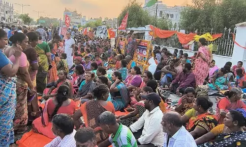 Tamil Nadu: सफाई कर्मचारी भूख हड़ताल पर Tamil Nadu: सफाई कर्मचारी भूख हड़ताल पर