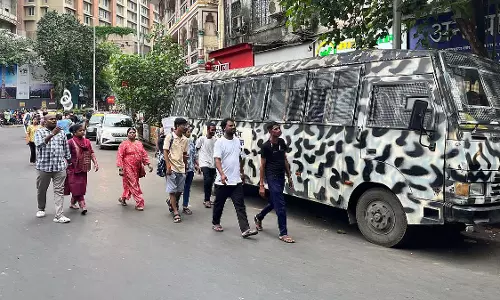 Mumbai : दादर कबूतर खाना में कबूतरबाजी विवाद के बीच दंगा नियंत्रण पुलिस तैनात