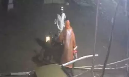 रेनकोट पहनकर आया था चोर, घर के बाहर से चुरा ली बाइक