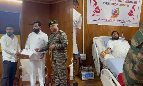 महाराष्ट्र के Deputy CM ने ऑपरेशन सिन्दूर के लिए सेना को धन्यवाद देने के लिए श्रीनगर में रक्तदान किया