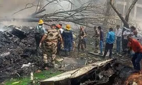 पहेली को सुलझाते हुए: AI171 दुर्घटना पर वकील माइक एंड्रयूज़