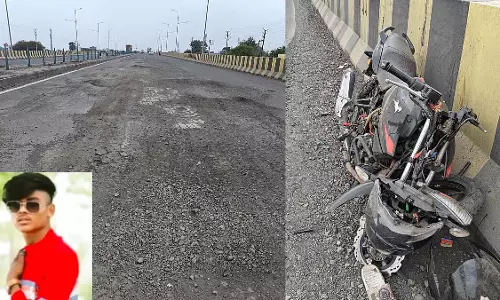 Indore: राऊ फ्लाईओवर पर गड्ढों ने ली युवक की जान, भाई घायल Indore: राऊ फ्लाईओवर पर गड्ढों ने ली युवक की जान, भाई घायल